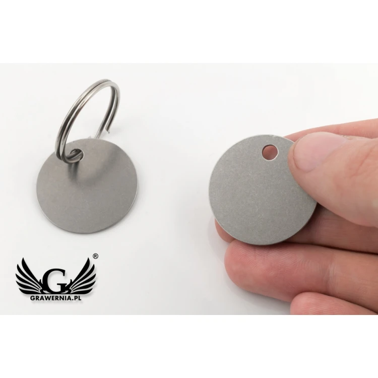 Metallischer Schlüsselanhänger - DORA Stahl 1mm dick - Maße: 30x30mm - BM035