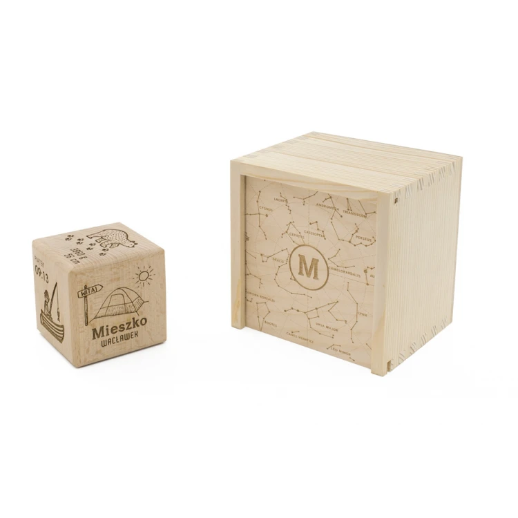 Holzwürfel mit Kindesmetrik in einer Holzbox mit Gravur - Geschenk zur Taufe - KSD001