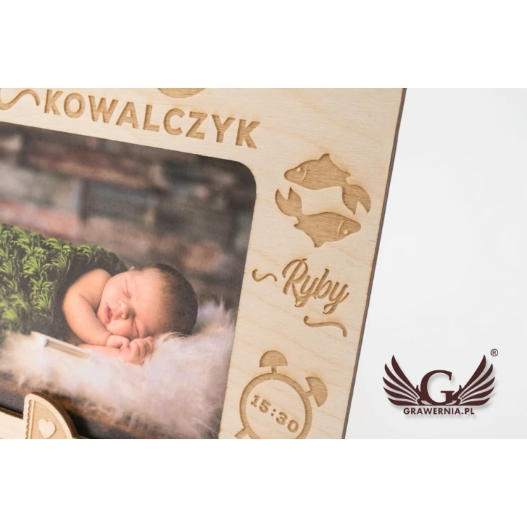 Holzrahmen mit Gravur für Babyfoto - RAM003