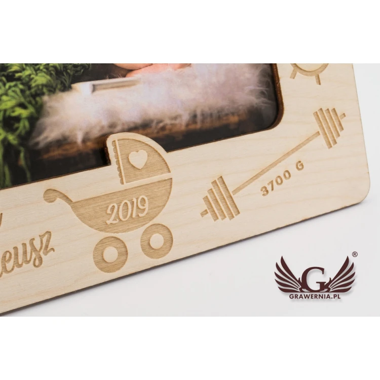 Holzrahmen mit Gravur für Babyfoto - RAM003