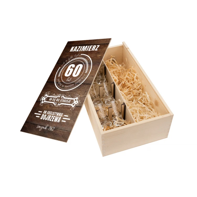 Holzkiste für Wodka mit einem Set von 6 Gläsern - Alter ist nur eine Zahl - SK067