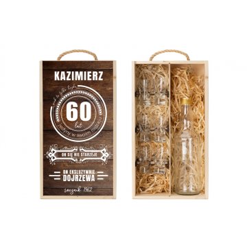 Holzkiste für Wodka mit einem Set von 6 Gläsern - Alter ist nur eine Zahl - SK067