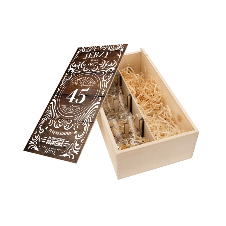 Holzkiste für Wodka mit einem Set von 6 Gläsern - Exzellenter Jahrgang - SK068