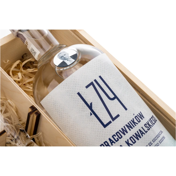 Holzkiste für Wodka mit einem Set von 6 Gläsern - Geschenk für den Chef - SK070
