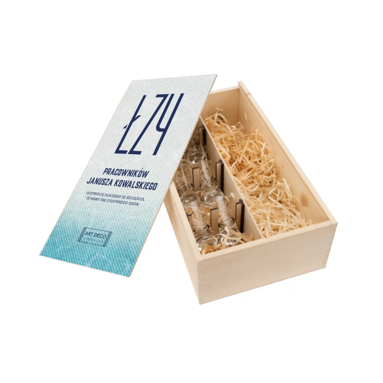 Holzkiste für Wodka mit einem Set von 6 Gläsern - Geschenk für den Chef - SK070