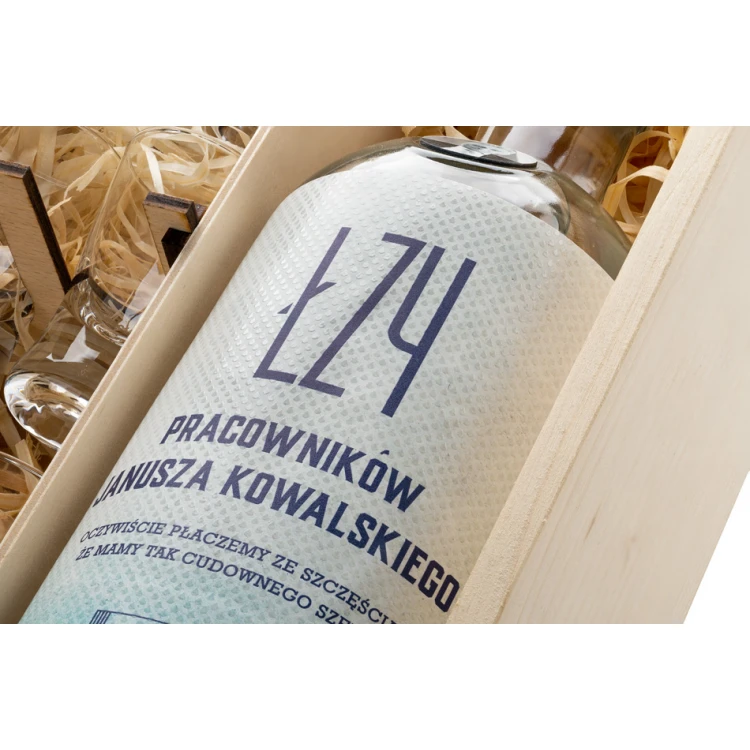 Holzkiste für Wodka mit einem Set von 6 Gläsern - Geschenk für den Chef - SK070