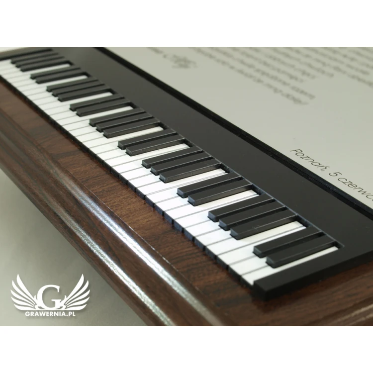 LASERGRAVIERTES DIPLOM FÜR PIANISTEN - vertikal - SL039