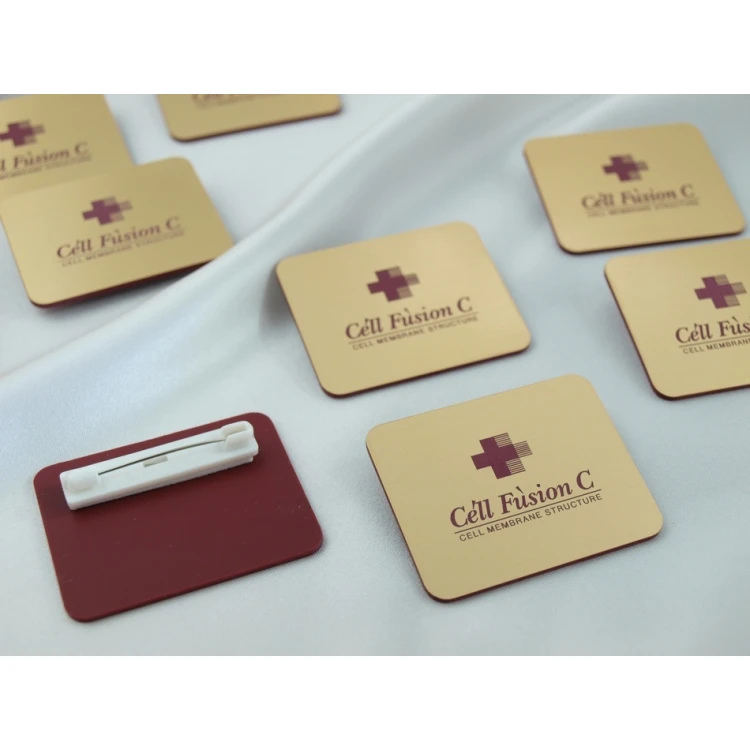 Ausweis für Mitarbeiter - Gold mit burgunderfarbener Gravur - ID018