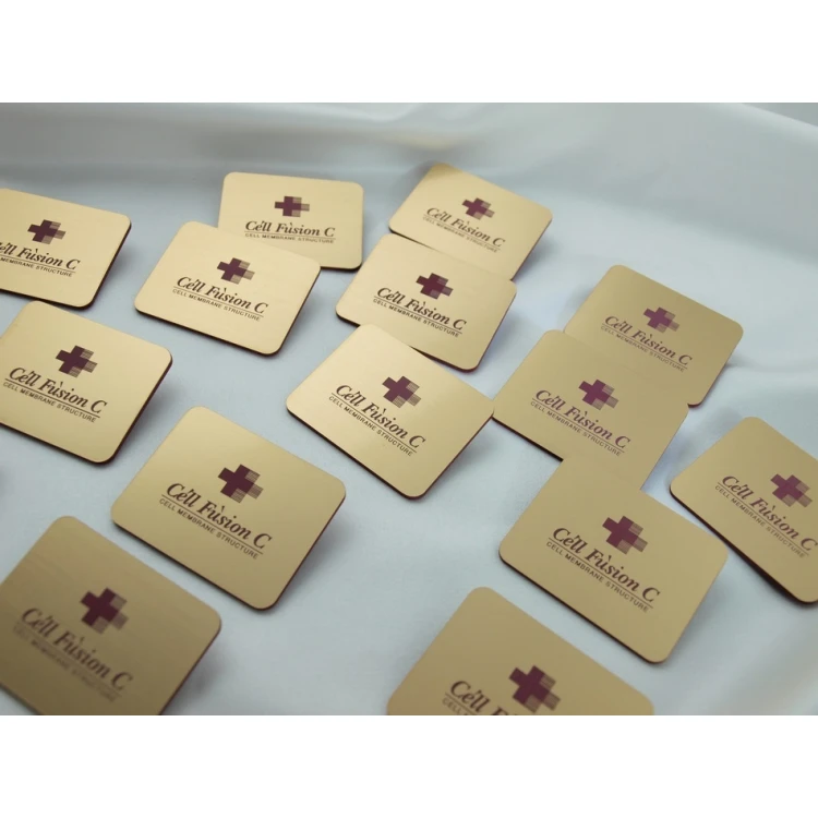 Ausweis für Mitarbeiter - Gold mit burgunderfarbener Gravur - ID018