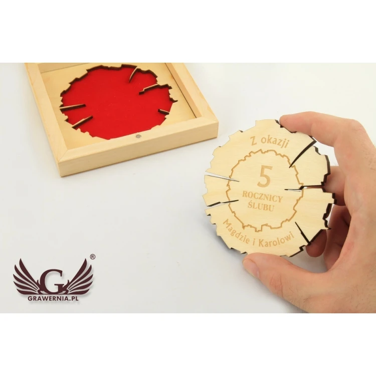 Holzmedaille zum 5. Hochzeitstag (aus Holz) in einer Holzkassette - helle Farbe - MGR011