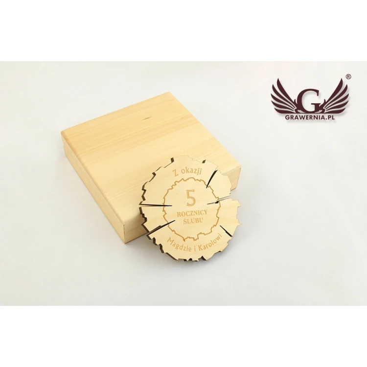 Holzmedaille zum 5. Hochzeitstag (aus Holz) in einer Holzkassette - helle Farbe - MGR011