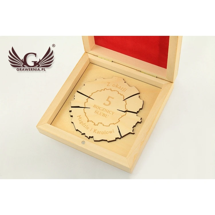 Holzmedaille zum 5. Hochzeitstag (aus Holz) in einer Holzkassette - helle Farbe - MGR011