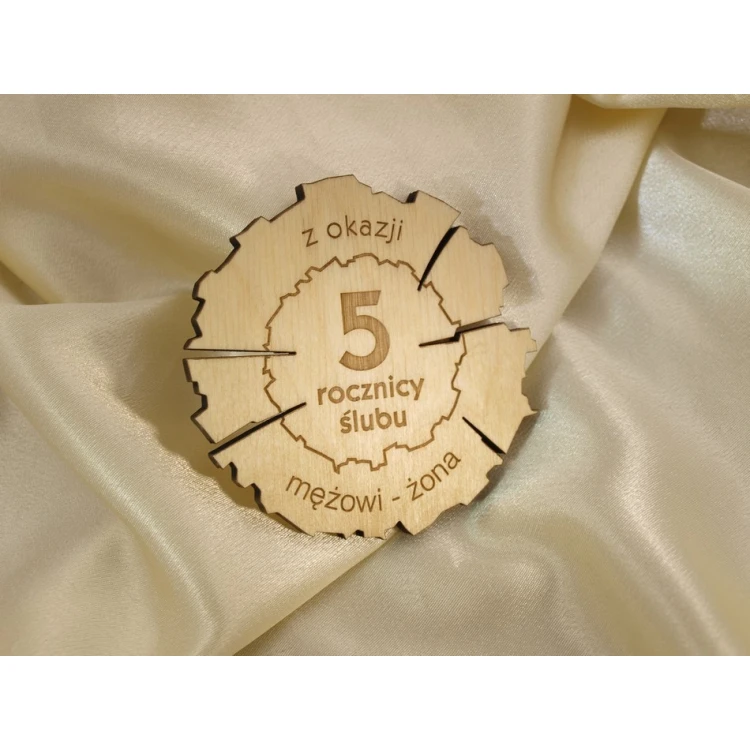Holzmedaille zum 5. Hochzeitstag (aus Holz) in einer Holzkassette - helle Farbe - MGR011