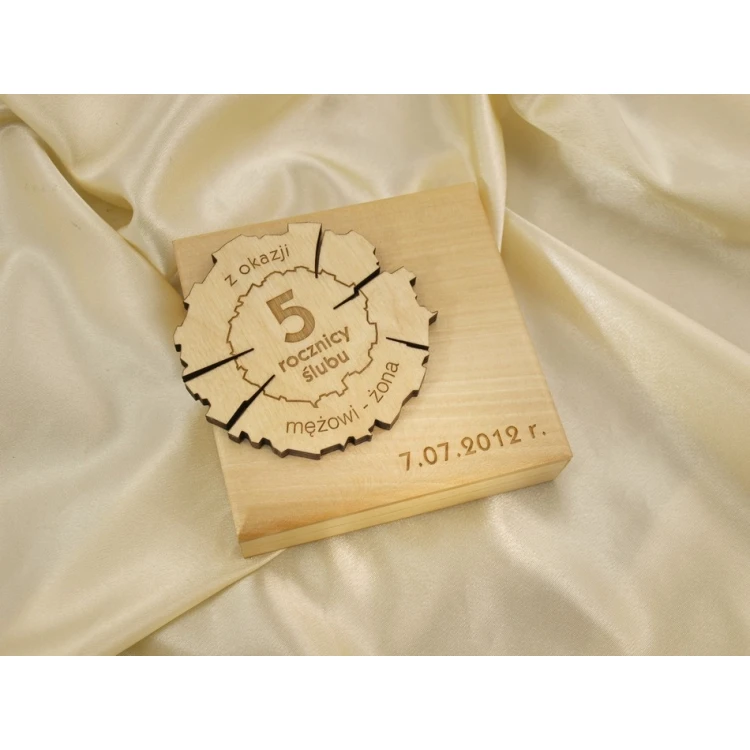 Holzmedaille zum 5. Hochzeitstag (aus Holz) in einer Holzkassette - helle Farbe - MGR011