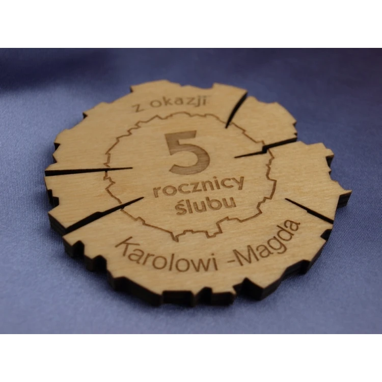 Holzmedaille zum 5. Hochzeitstag (aus Holz) in einer Holzkassette - helle Farbe - MGR011