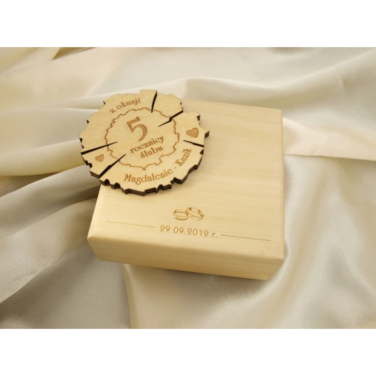 Holzmedaille zum 5. Hochzeitstag (aus Holz) in einer Holzkassette - helle Farbe - MGR011