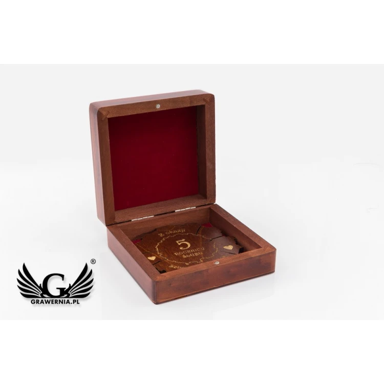 Holzmedaille zum 5. Hochzeitstag (aus Holz) in einer Holzkassette - Farbe warmes Braun - MGR009