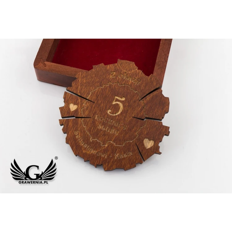 Holzmedaille zum 5. Hochzeitstag (aus Holz) in einer Holzkassette - Farbe warmes Braun - MGR009