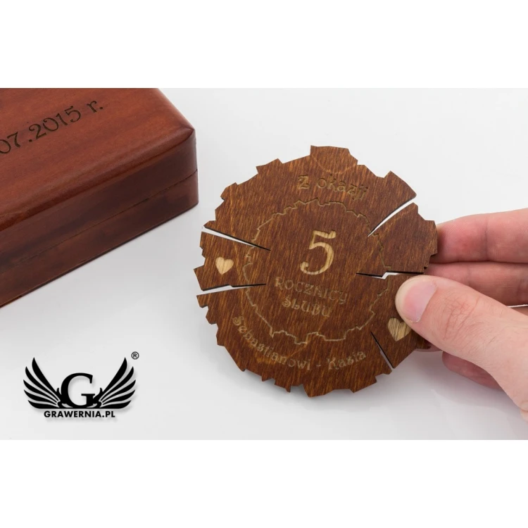 Holzmedaille zum 5. Hochzeitstag (aus Holz) in einer Holzkassette - Farbe warmes Braun - MGR009