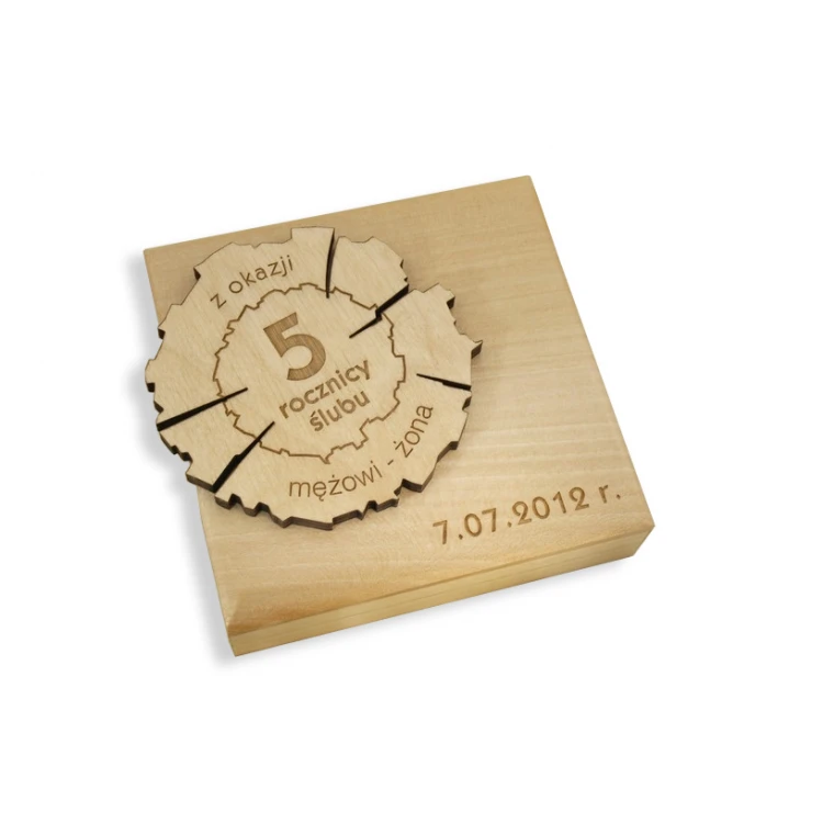 Holzmedaille zum 5. Hochzeitstag (aus Holz) in einer Holzkassette - helle Farbe - MGR011