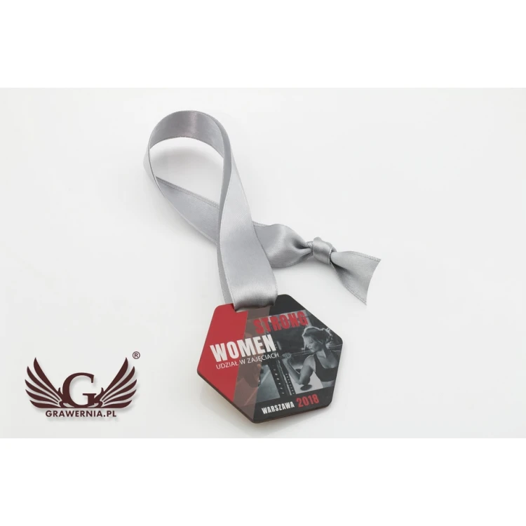UV-bedruckte Holzmedaille - Starke Frau - Abmessungen: 79x66mm - MGR062