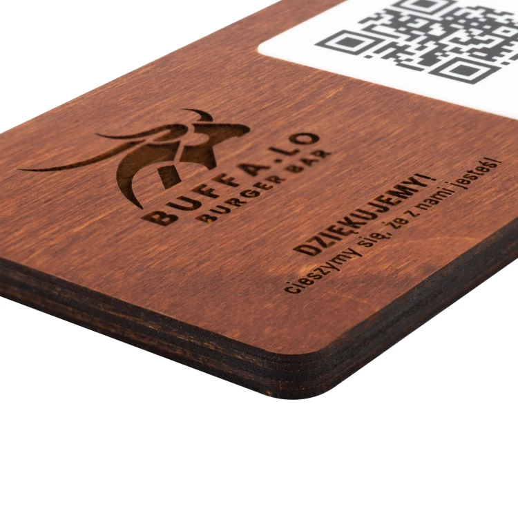 Menü mit austauschbarem QR-Code und Firmenlogo - graviertes Holz - Abmessungen 120x70mm - MEN024