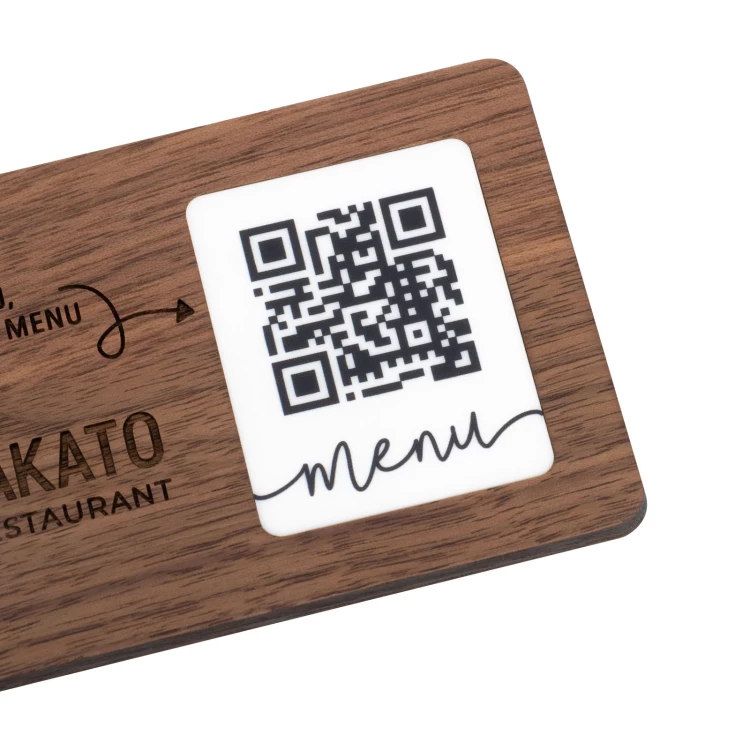 Menü mit austauschbarem QR-Code und Firmenlogo - graviertes leichtes Walnussholz - Abmessungen 120x70mm - MEN025