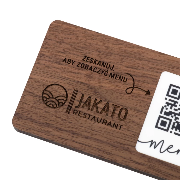 Menü mit austauschbarem QR-Code und Firmenlogo - graviertes leichtes Walnussholz - Abmessungen 120x70mm - MEN025