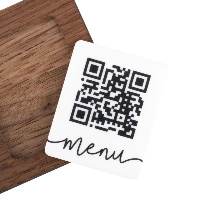 Menü mit austauschbarem QR-Code und Firmenlogo - graviertes leichtes Walnussholz - Abmessungen 120x70mm - MEN025