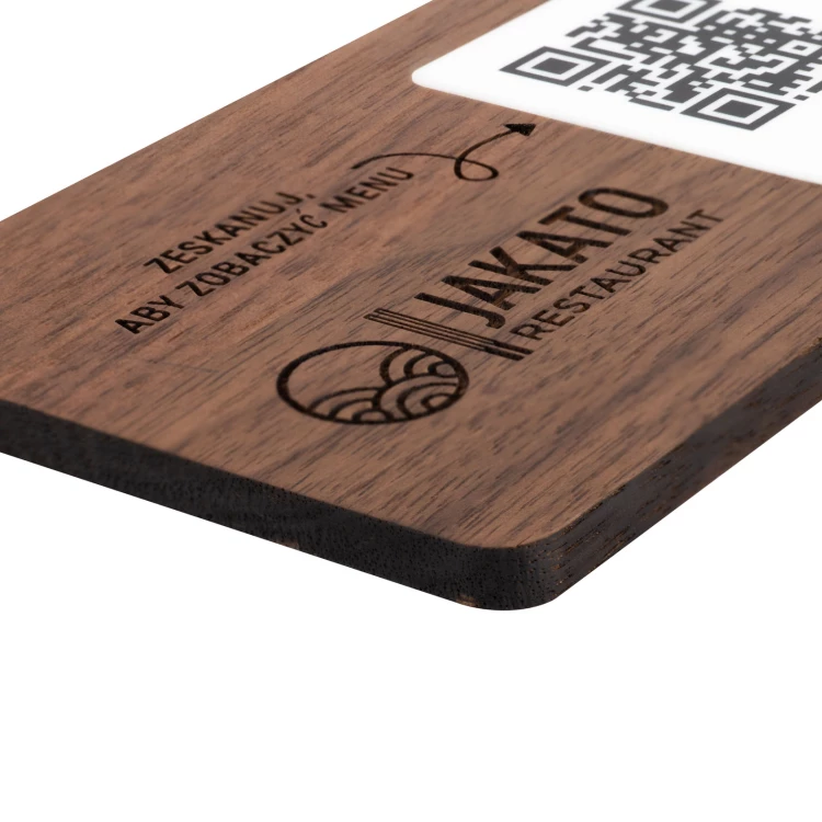 Menü mit austauschbarem QR-Code und Firmenlogo - graviertes leichtes Walnussholz - Abmessungen 120x70mm - MEN025