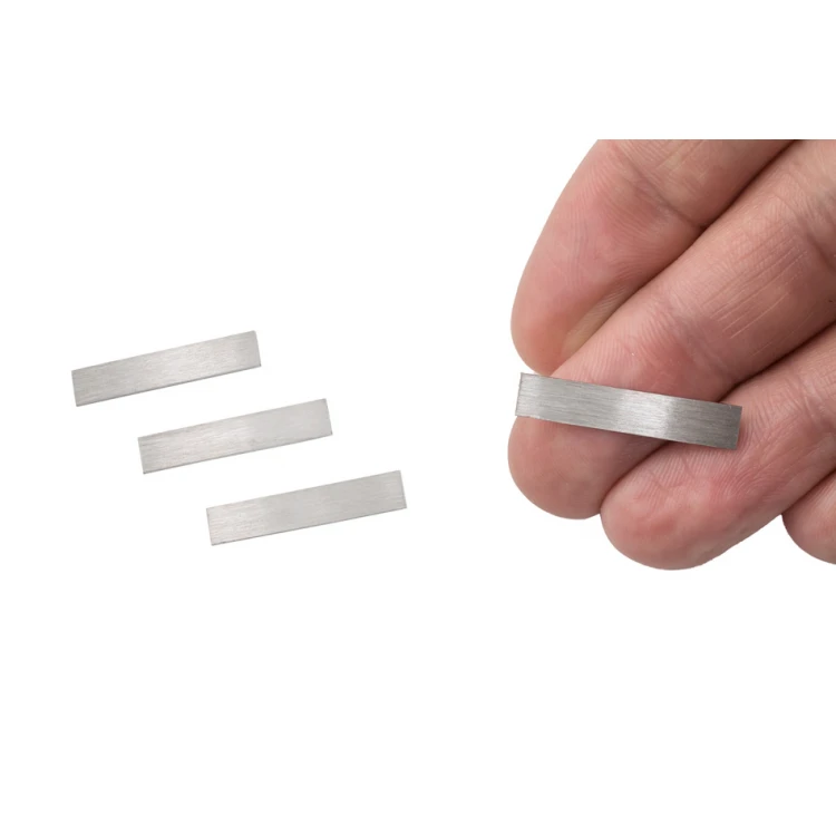 Gebürstete Stahlplatten mit Ihrer Gravur - Abmessungen 25x5x1mm - TAB118