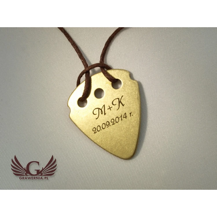 Halskette mit Gitarrenspielwürfel und eigenem Logo - Messing - KG01