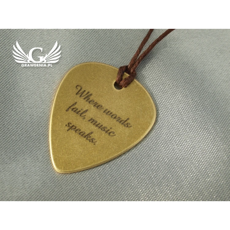 Halskette mit individueller Grafik und Text - Gitarrenspielwürfel aus Messing - KG03