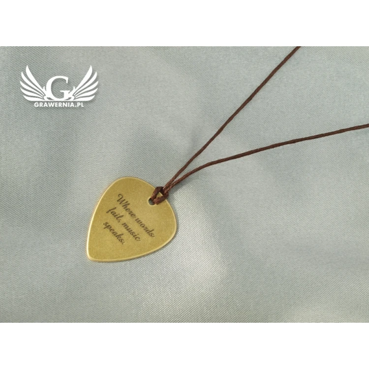 Halskette mit individueller Grafik und Text - Gitarrenspielwürfel aus Messing - KG03