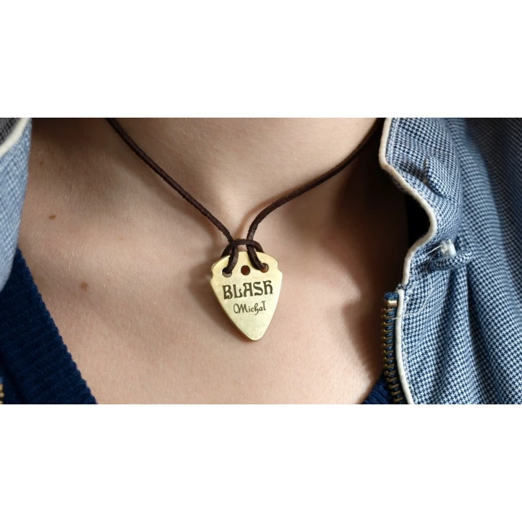 Halskette mit Gitarrenspielwürfel und eigenem Logo - Messing - KG01