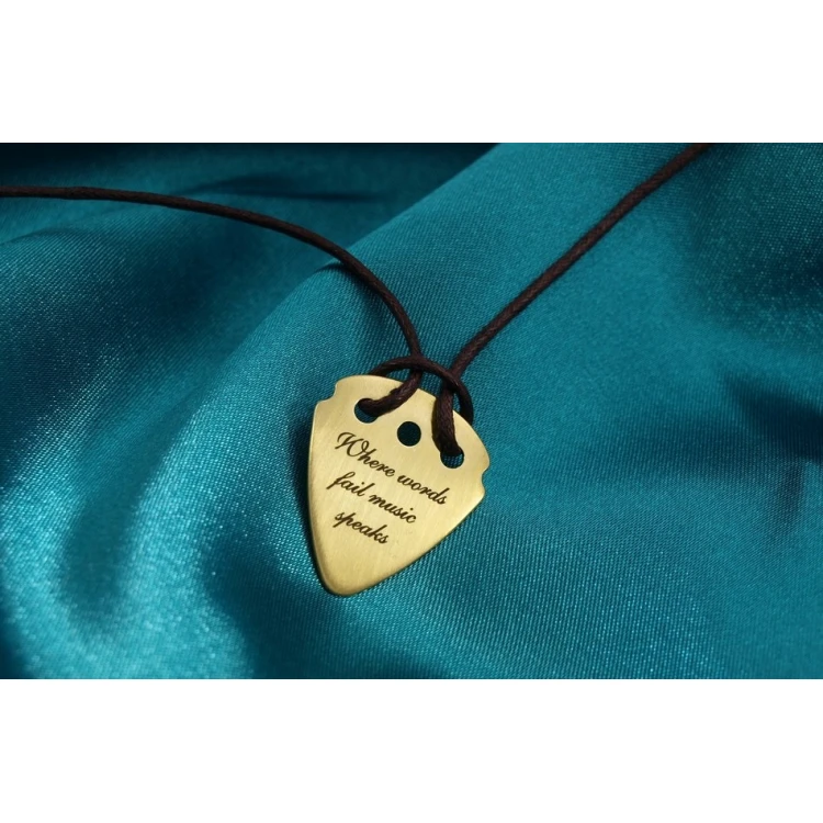 Halskette mit Gitarrenspielwürfel und eigenem Logo - Messing - KG01