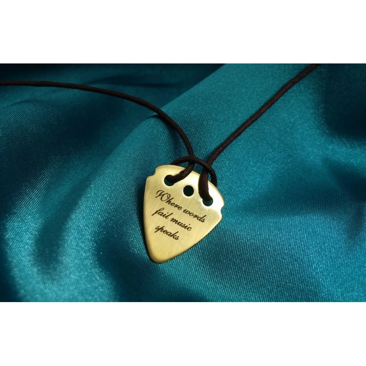 Halskette mit Gitarrenspielwürfel und eigenem Logo - Messing - KG01