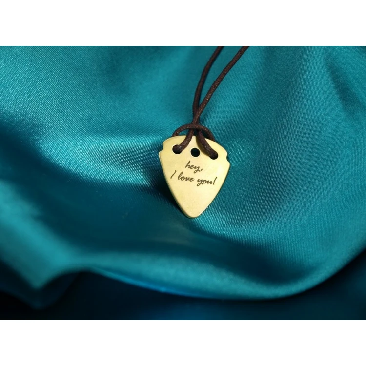 Halskette mit Gitarrenspielwürfel und eigenem Logo - Messing - KG01