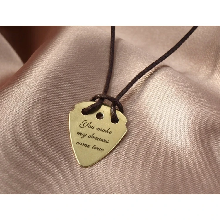 Halskette mit Gitarrenspielwürfel und eigenem Logo - Messing - KG01