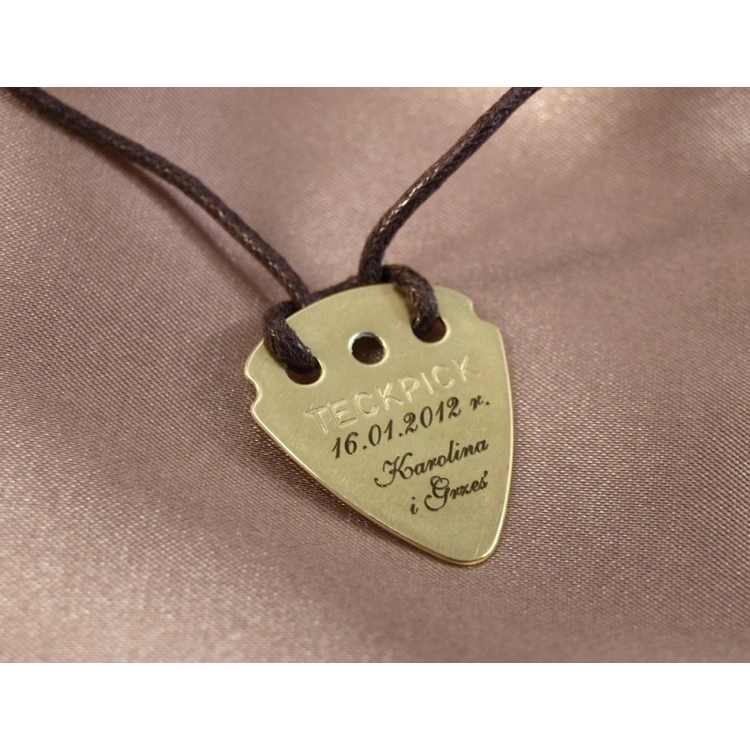 Halskette mit Gitarrenspielwürfel und eigenem Logo - Messing - KG01