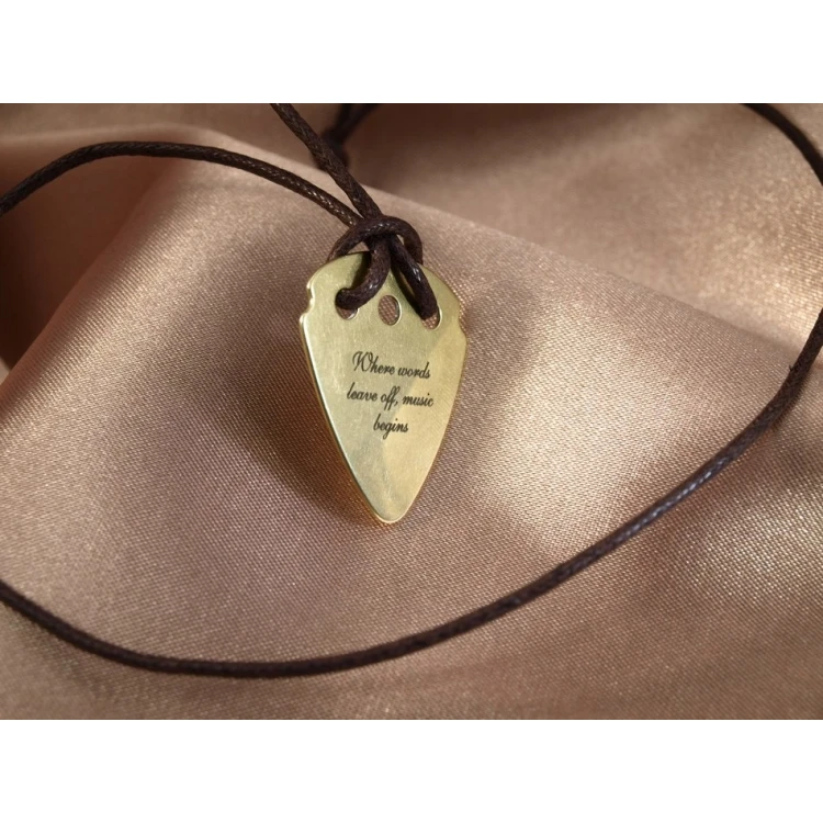 Halskette mit Gitarrenspielwürfel und eigenem Logo - Messing - KG01