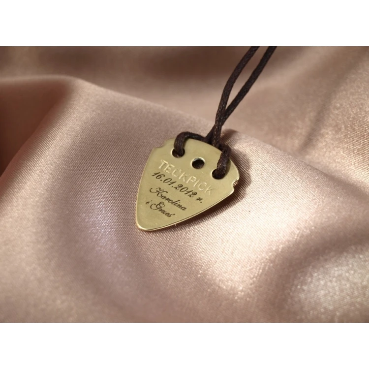 Halskette mit Gitarrenspielwürfel und eigenem Logo - Messing - KG01