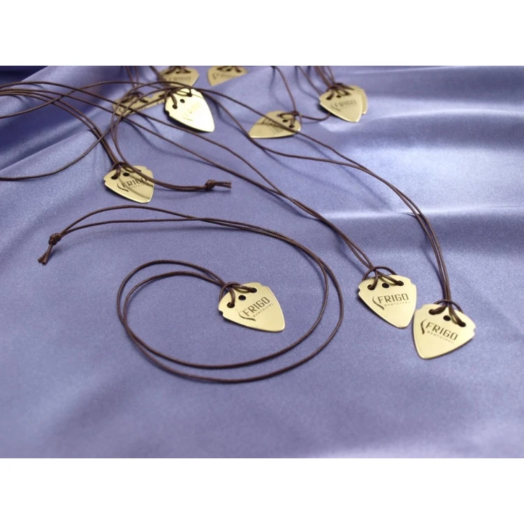 Halskette mit Gitarrenspielwürfel und eigenem Logo - Messing - KG01