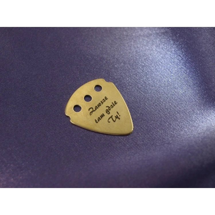Halskette mit Gitarrenspielwürfel und eigenem Logo - Messing - KG01