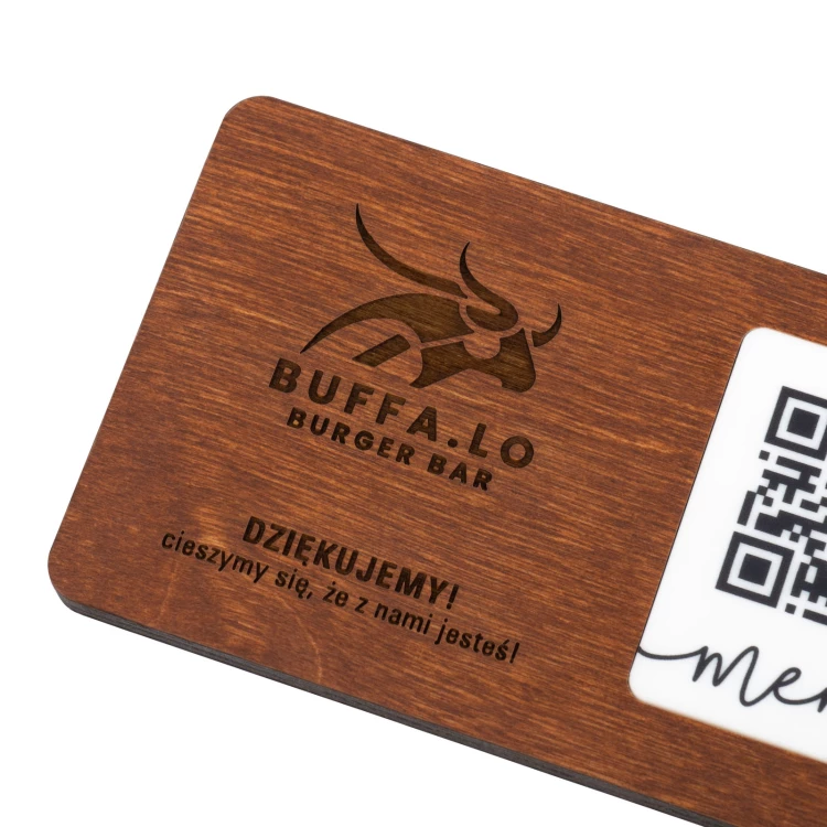 Menü mit austauschbarem QR-Code und Firmenlogo - graviertes Holz - Abmessungen 120x70mm - MEN024