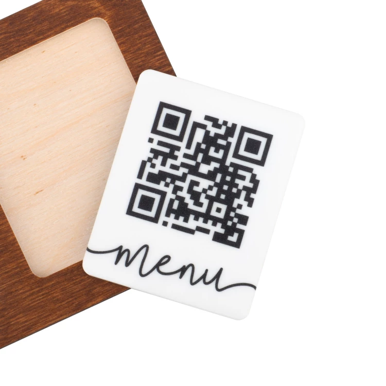 Menü mit austauschbarem QR-Code und Firmenlogo - graviertes Holz - Abmessungen 120x70mm - MEN024