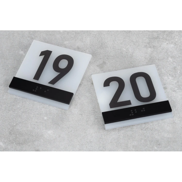 Nummerierung - Schild mit Braille-Schrift - Größe 75x75mm - mattiertes Acryl und ADA - NORD - TAB330