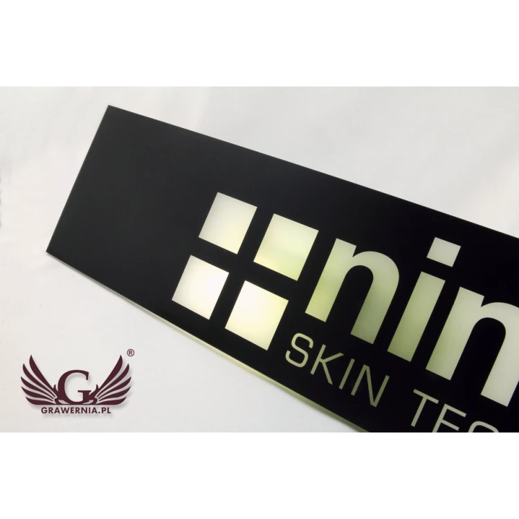 Firmenschild schwarz mit transparentem Logo - SZ090 - Abmessungen 623x130mm