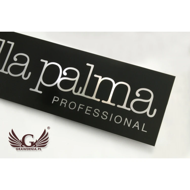 Firmenschild schwarz mit transparentem Logo - SZ090 - Abmessungen 623x130mm
