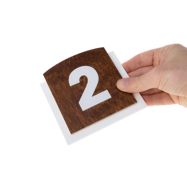 Holztafel mit erhabener Nummerierung - Abm: 120x118mm - TAB445